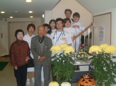 11月3日(月) 患者様が菊の盆栽を持ってきてくれました。